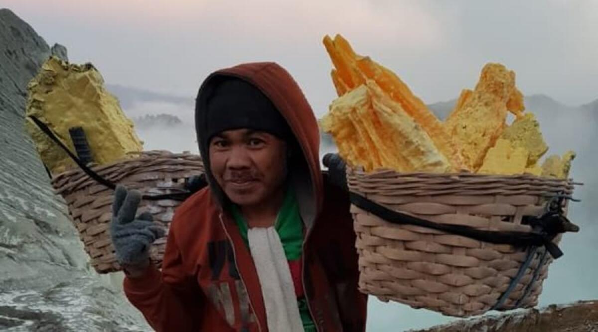 Indonesia, Vulcano Ijen: tra Minatori e Fiamme Blu - Kawah Ijen, minatore di zolfo