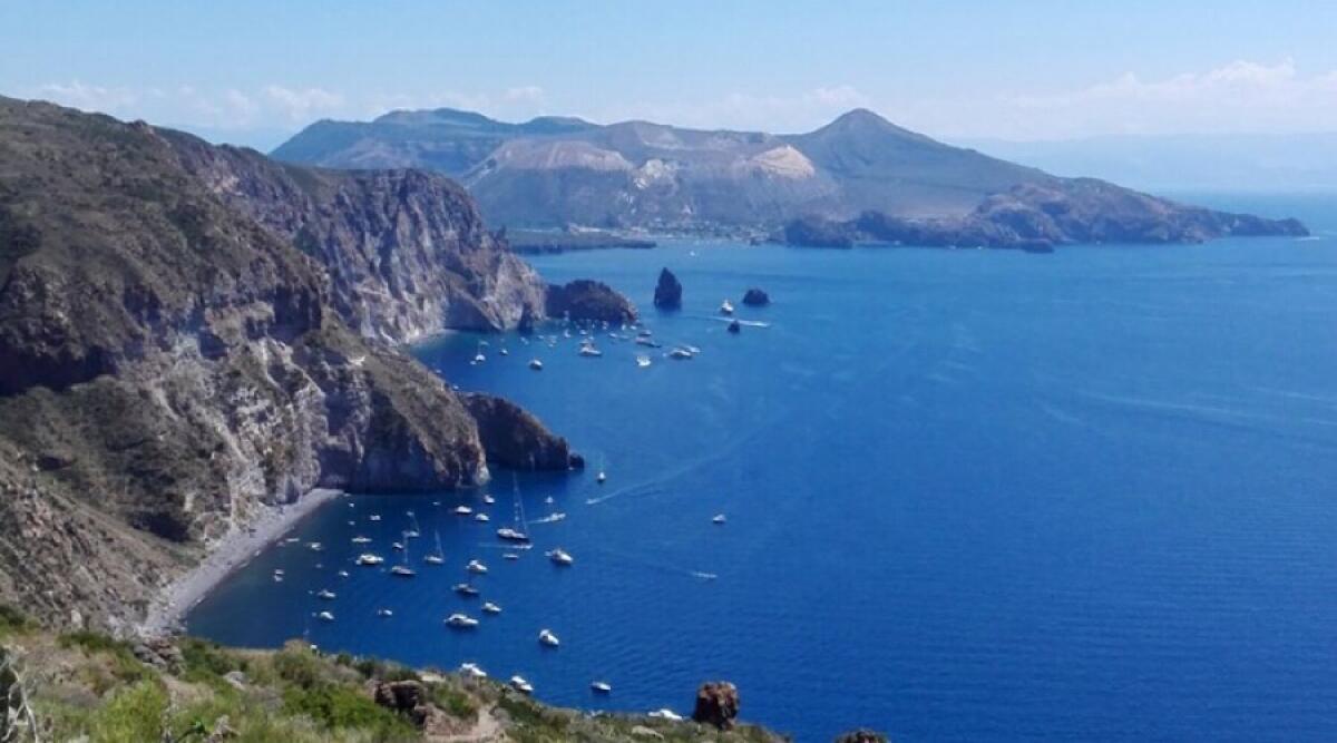 Isole Eolie: le migliori escursioni in barca per visitarle - 