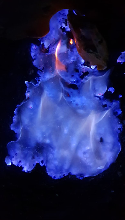 Le Fiamme Blu del Kawah Ijen. Una scena notturna alla solfatara nella caldera del vulcano.